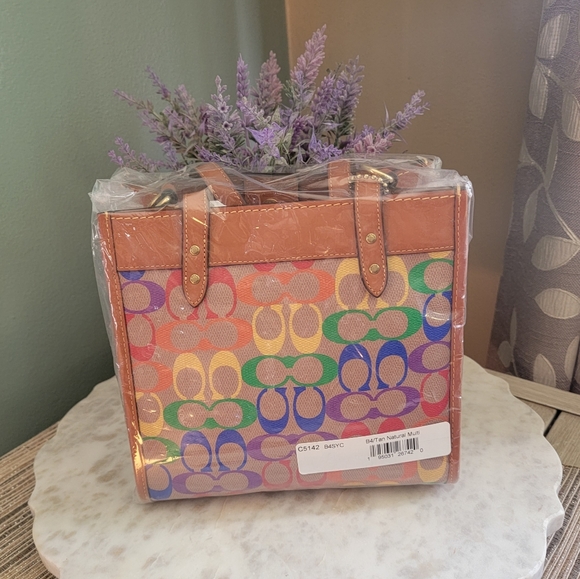 Coach Field Tote 22 in Rainbow signature canvas - Picture 3 of 14